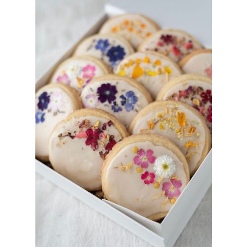 Cookies Decorating With Edible Fowers 